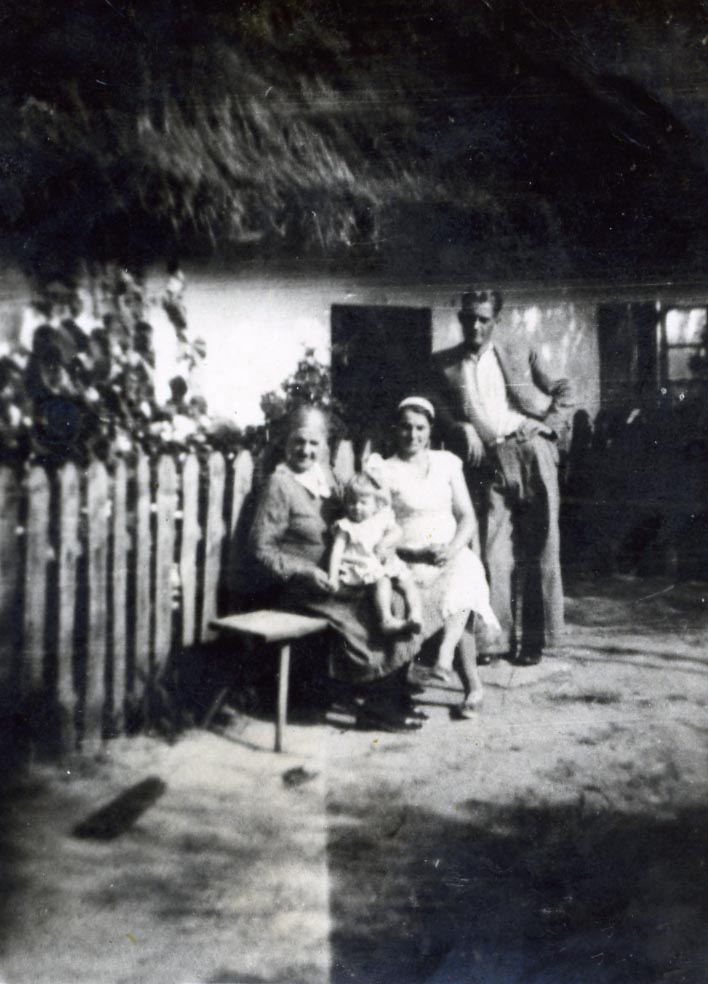 W Silniczce (od lewej Karolina z Solaków Stanikowa z wnuczką Wiesią, córką Marią ze Staników Raczyńską i synem Zygmuntem Stanikiem)